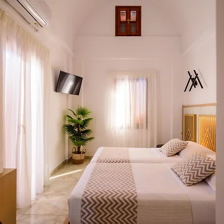 아스티르 티라 호텔 2*